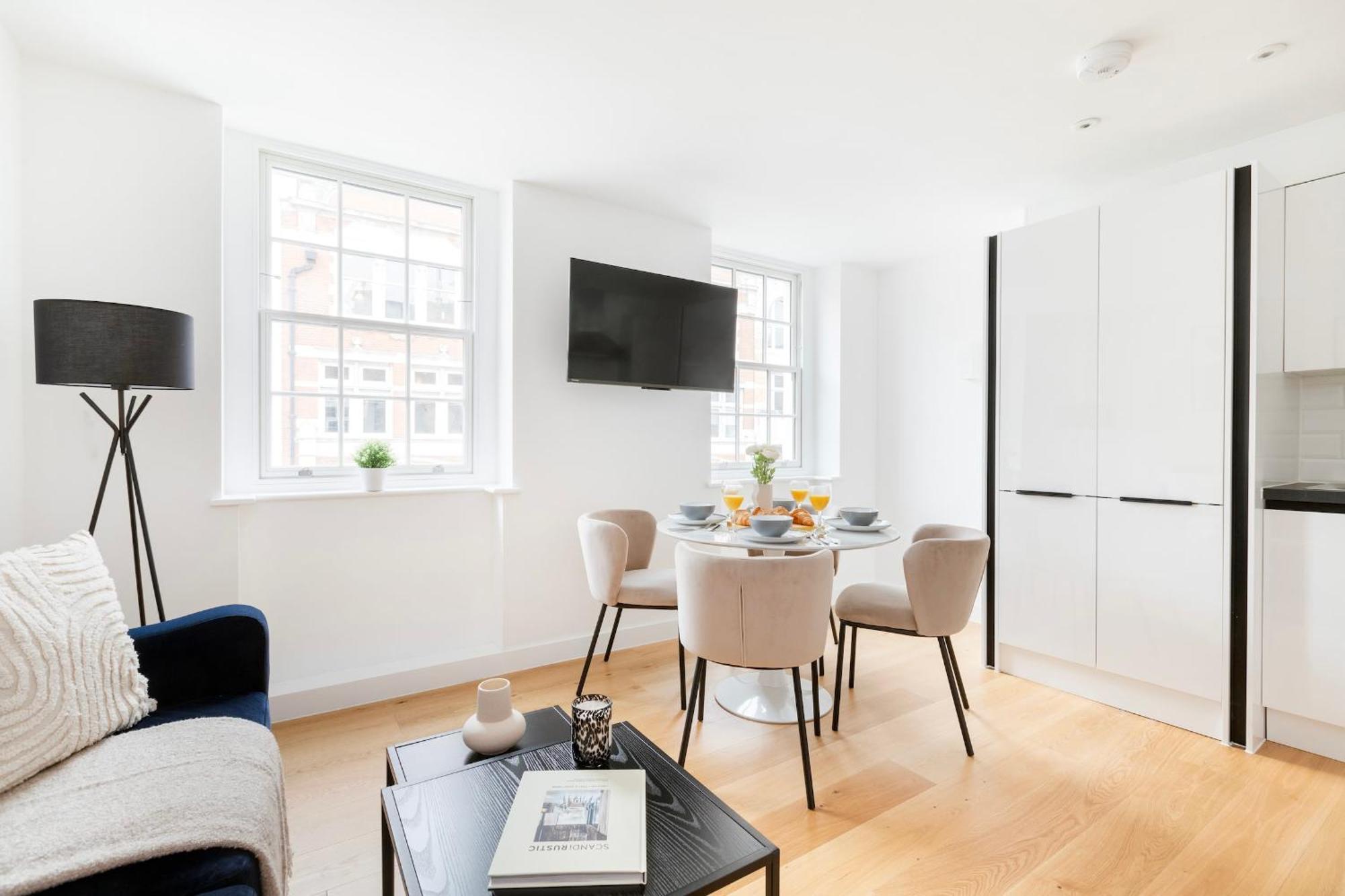 Fitzrovia With Balcony - Cityapartmentstay Лондон Екстериор снимка