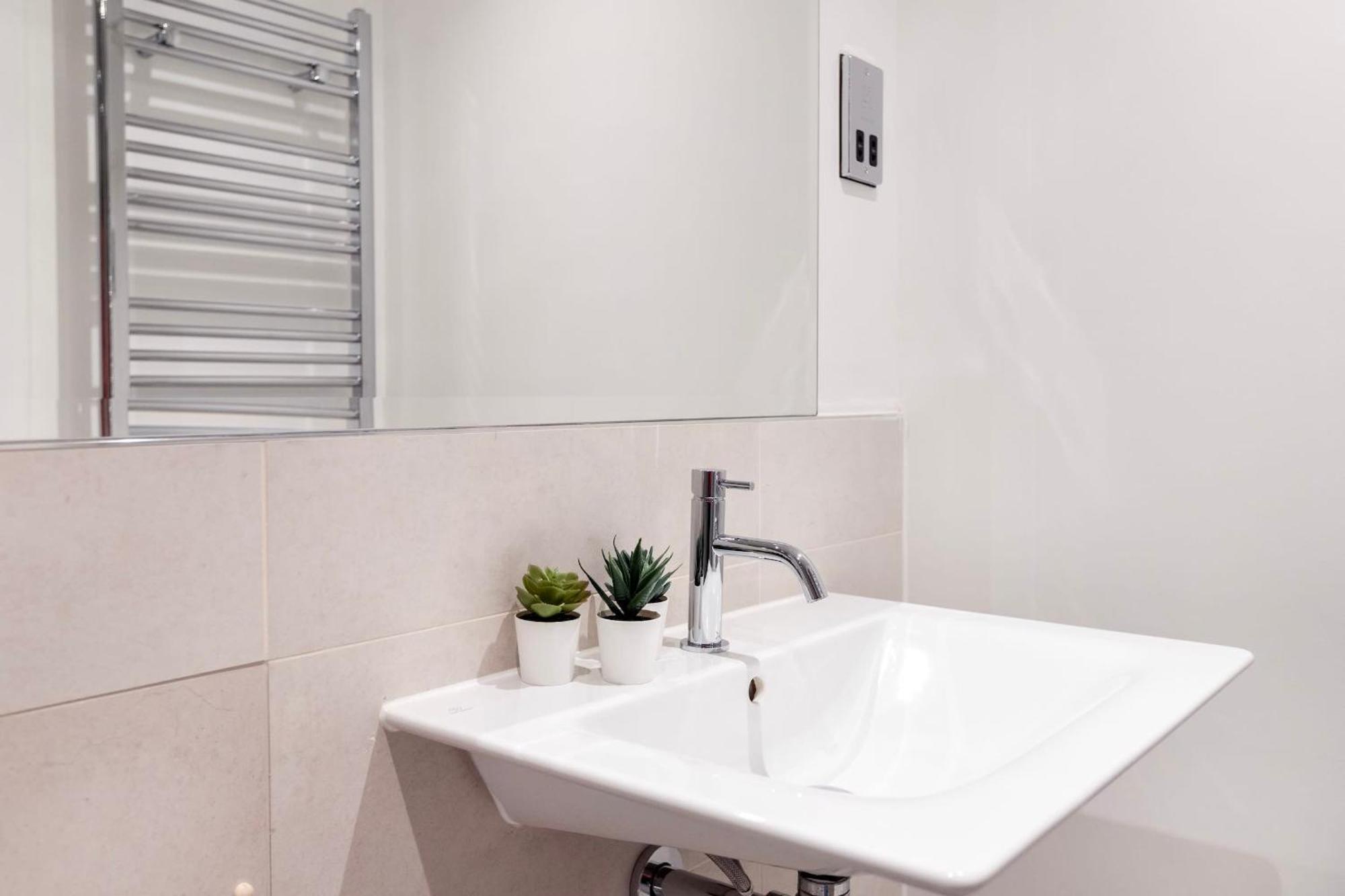 Fitzrovia With Balcony - Cityapartmentstay Лондон Екстериор снимка