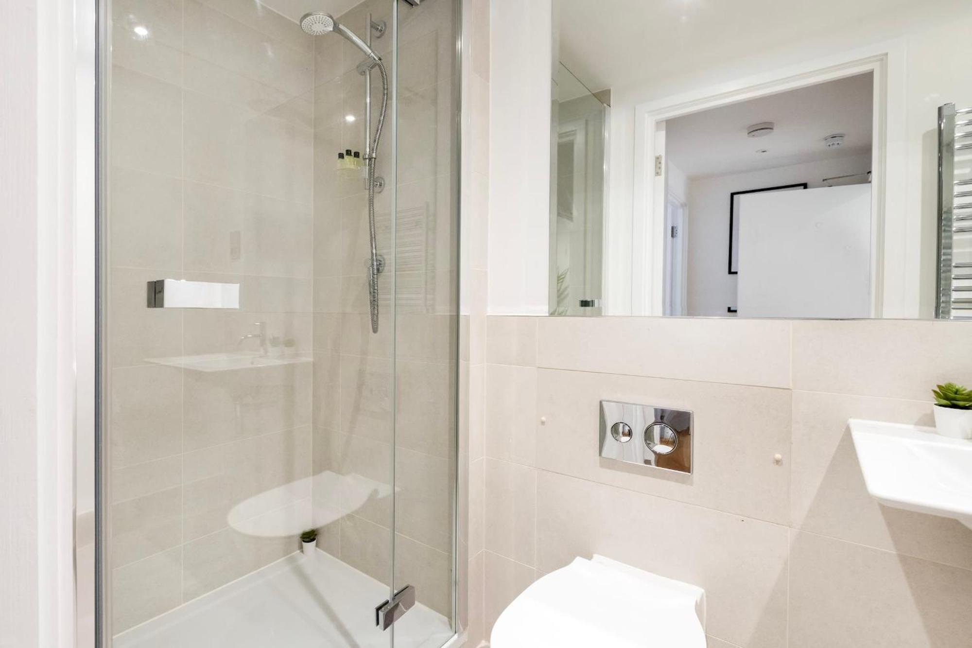 Fitzrovia With Balcony - Cityapartmentstay Лондон Екстериор снимка