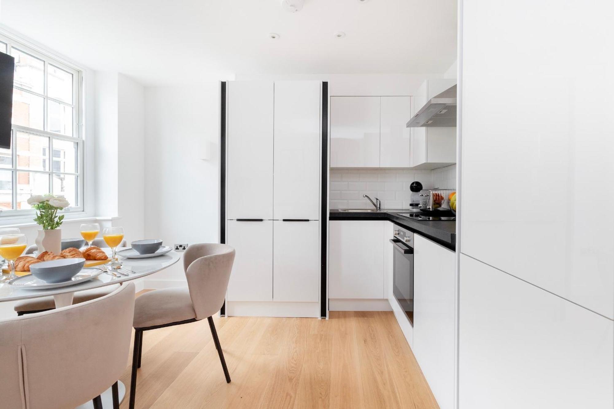 Fitzrovia With Balcony - Cityapartmentstay Лондон Екстериор снимка