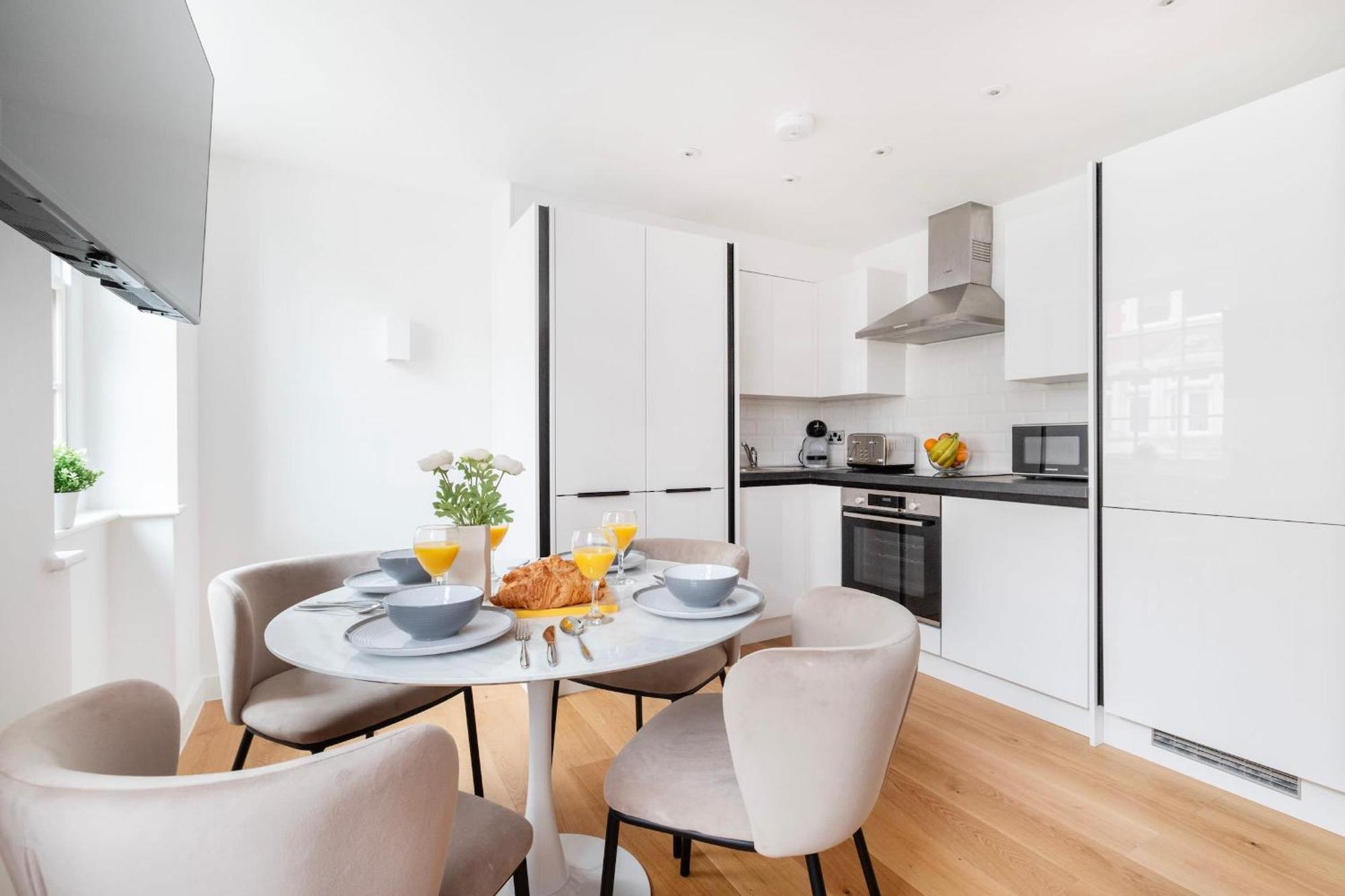 Fitzrovia With Balcony - Cityapartmentstay Лондон Екстериор снимка